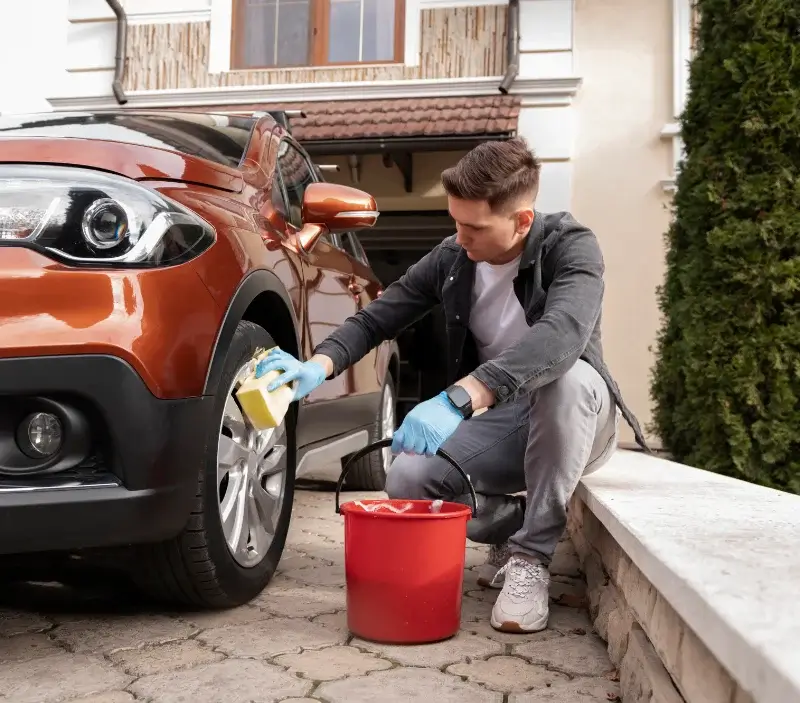 Lavage auto à domicile Seiches-sur-le-Loir : professionnel intervenant sur un véhicule